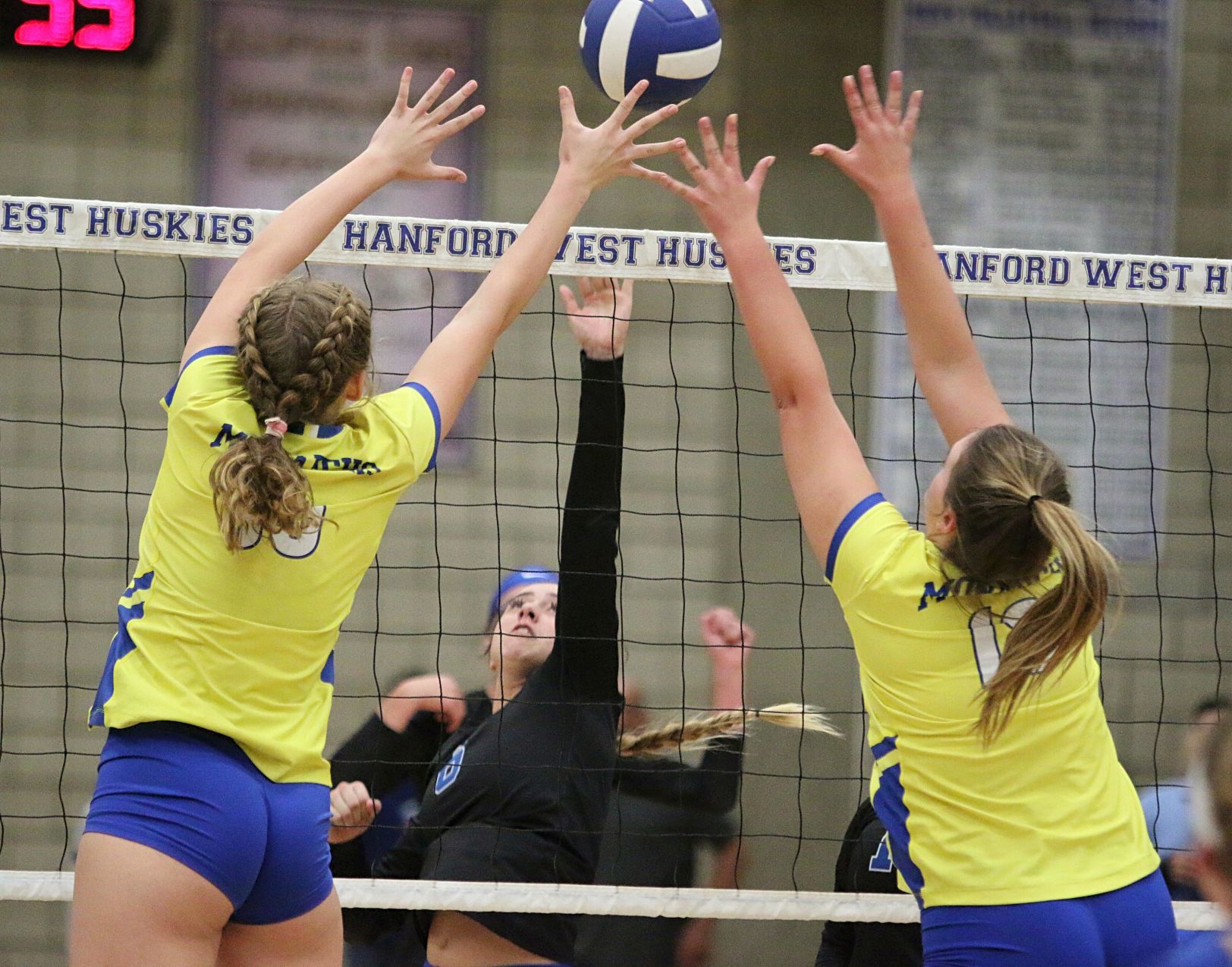 Huskies show heart in loss to Monarchs on Senior Night